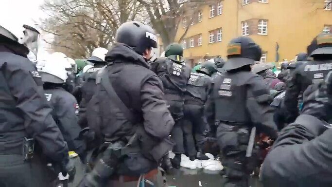В ход пошли водометы: в Германии произошли стычки между полицией и митингующими