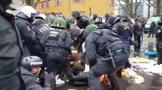 В ход пошли водометы: в Германии произошли стычки между полицией и митингующими