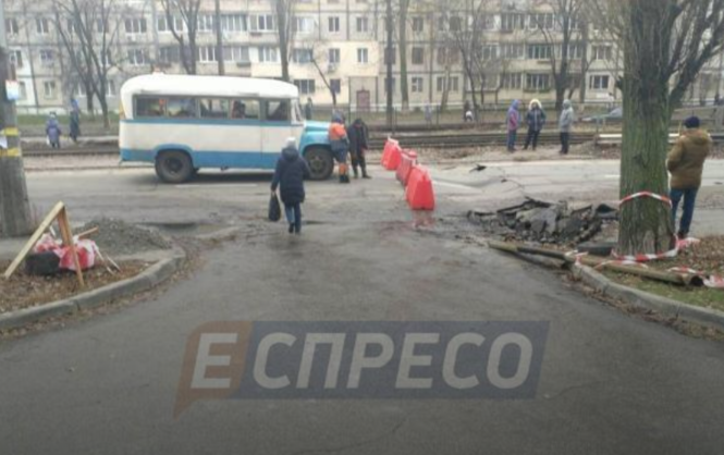 В одном из районов Киева парализовано движение: произошло ЧП