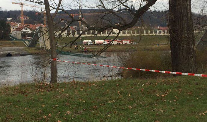 В столице Чехии обрушился пешеходный мост: есть пострадавшие