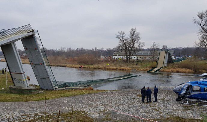 В столице Чехии обрушился пешеходный мост: есть пострадавшие
