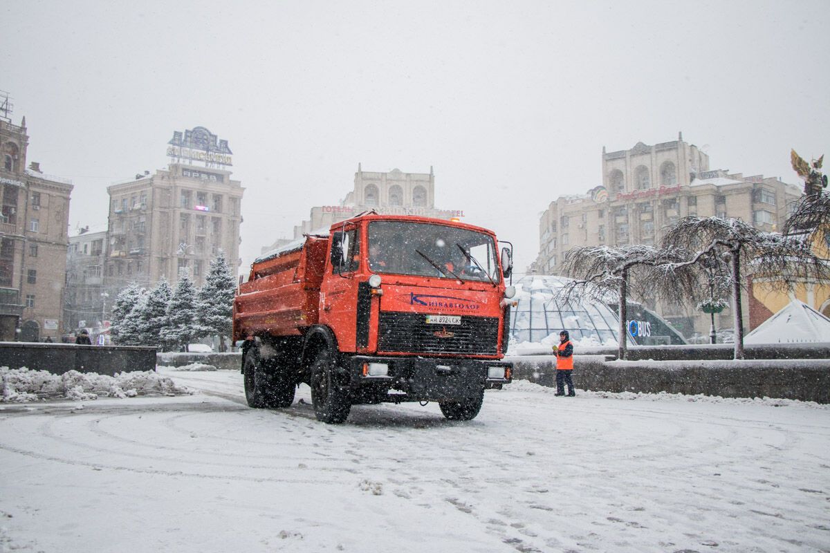 "Идет соревнование": у Кличко рассказали об уборке снега и метро на Троещину 