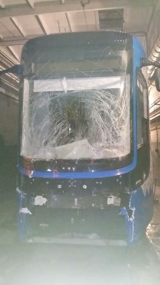 В Киеве польский трамвай Pesa попал в серьезное ДТП: опубликованы фото последствий