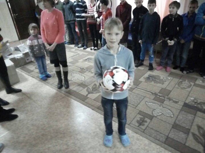 Фаны Национальной сборной по футболу посетили 350 детей в детских домах и интернатах Украины