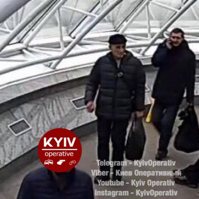 "Работают" в паре: в центре Киева грабителей засекли на видео 