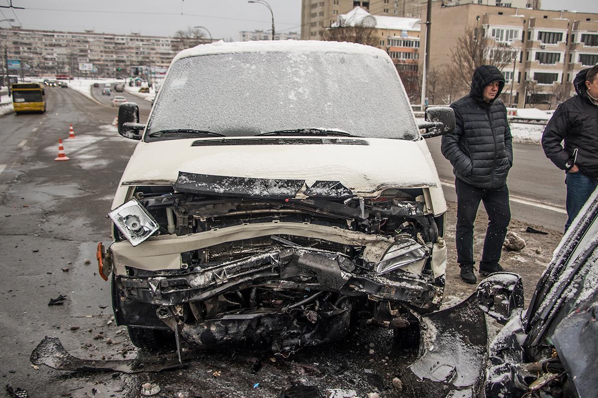 В авто були діти: у Києві жінка влаштувала жорстку ДТП