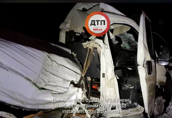 Жуткое ДТП под Киевом: микроавтобус разорвало от удара с фурой 