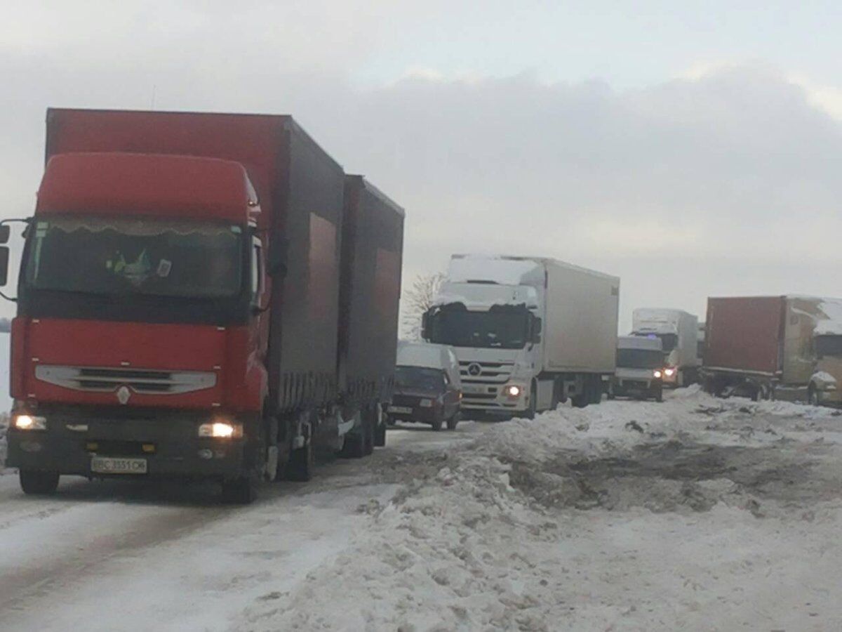 Ситуація на дорогах України: сотні ДТП і застряглих фур