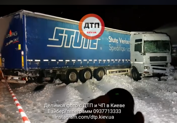 Жахлива ДТП під Києвом: мікроавтобус розірвало від удару з фурою