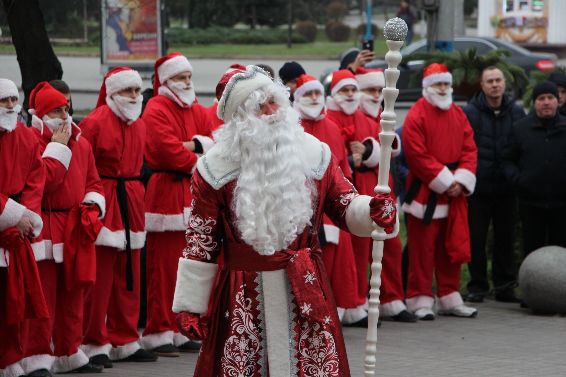 На запорожские улицы вышли более полусотни Дедов Морозов