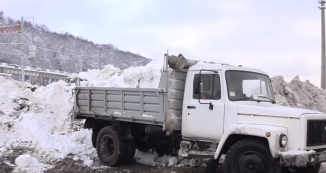 "Перелізти не можна": стало відомо, куди вивозять сніг із центру Києва