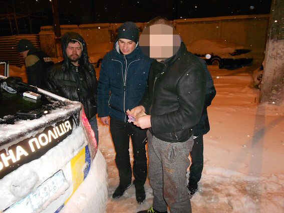 Напал с ножом: в Киеве водитель такси похитил иностранца