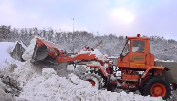 "Перелізти не можна": стало відомо, куди вивозять сніг із центру Києва