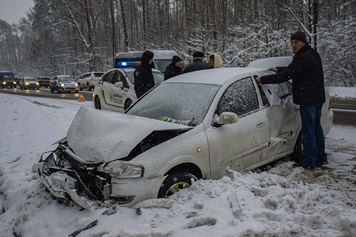 Масштабна ДТП під Києвом: жінка на авто з дітьми влетіла в дві машини