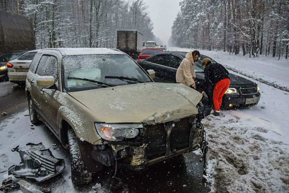 Масштабное ДТП под Киевом: женщина на авто с детьми влетела в две машины
