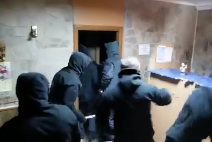 Трощили молотками: в Києві розгромили кафе
