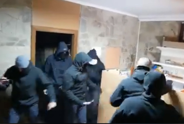 Крушили молотками: в Киеве разгромили кафе 