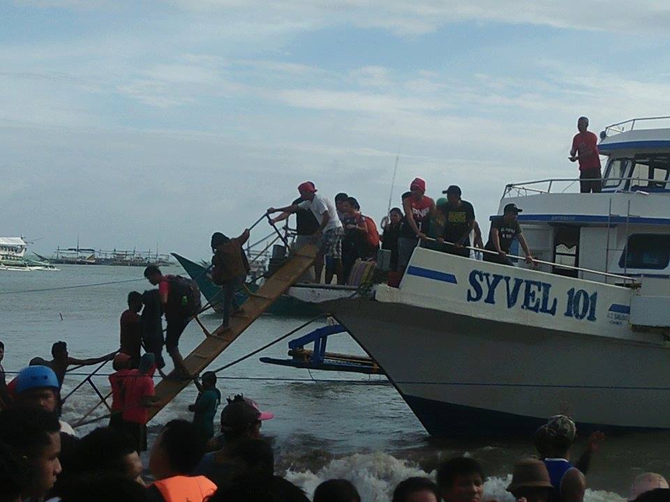 На Филиппинах перевернулся паром с 251 пассажиром на борту: есть жертвы