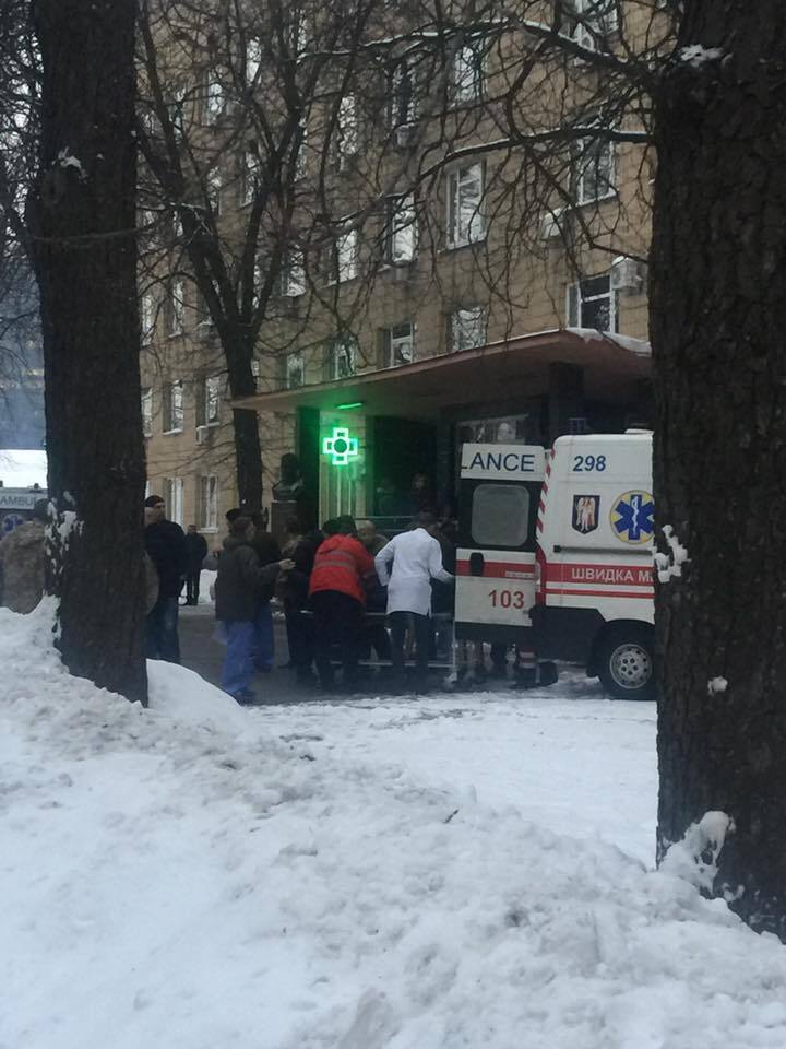 У київський шпиталь прибув новий борт із пораненими бійцями АТО: потрібна допомога
