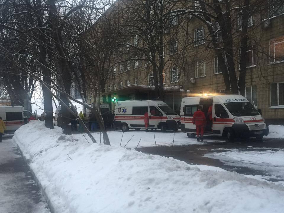 В киевский госпиталь прибыл новый борт с ранеными бойцами АТО: нужна помощь