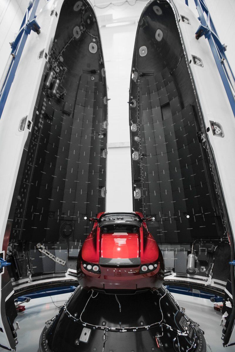 Ілон Маск показав готовий до запуску на Марс електрокар Tesla