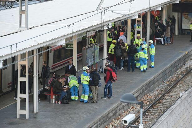 В Испании поезд влетел в забор: десятки пострадавших