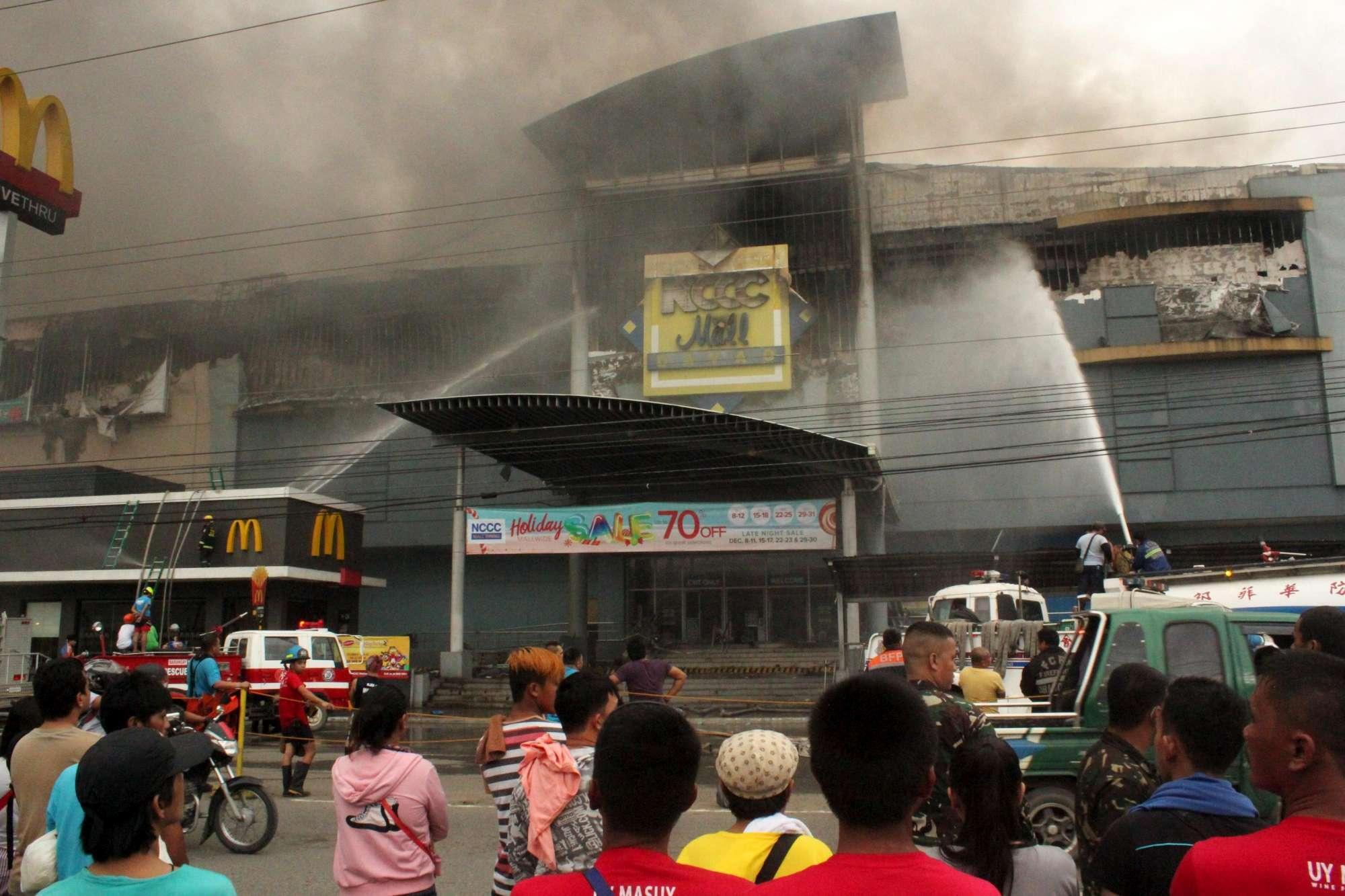 На Філіппіни обрушився смертоносний шторм і пожежа: сотні загиблих