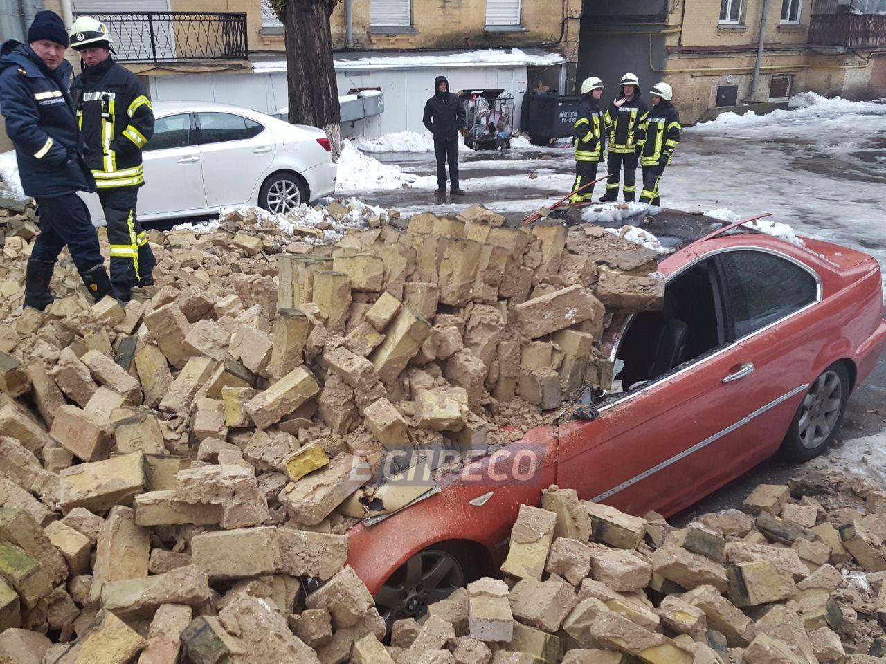 Розчавила авто: в центрі Києва впала стіна між будинками