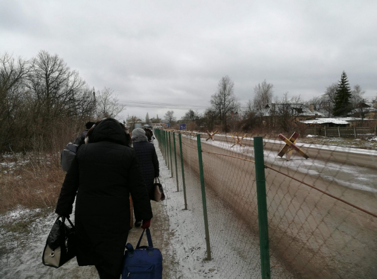 Похмурий Святвечір на КПВВ Донбасу викликав люту суперечку в мережі