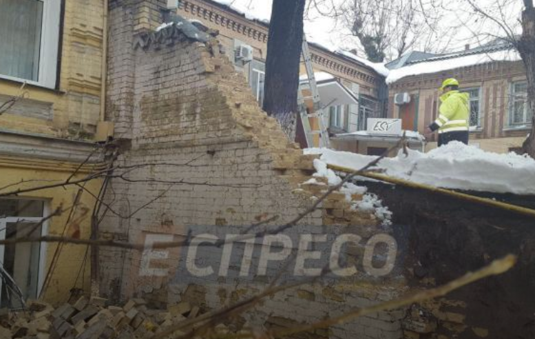 Розчавила авто: в центрі Києва впала стіна між будинками