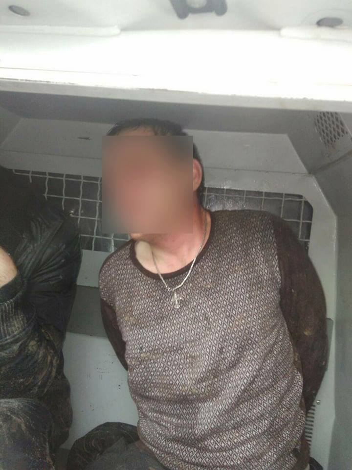 Чуть не линчевали: под Киевом наркоман сбил на тротуаре маму с младенцем и школьницу