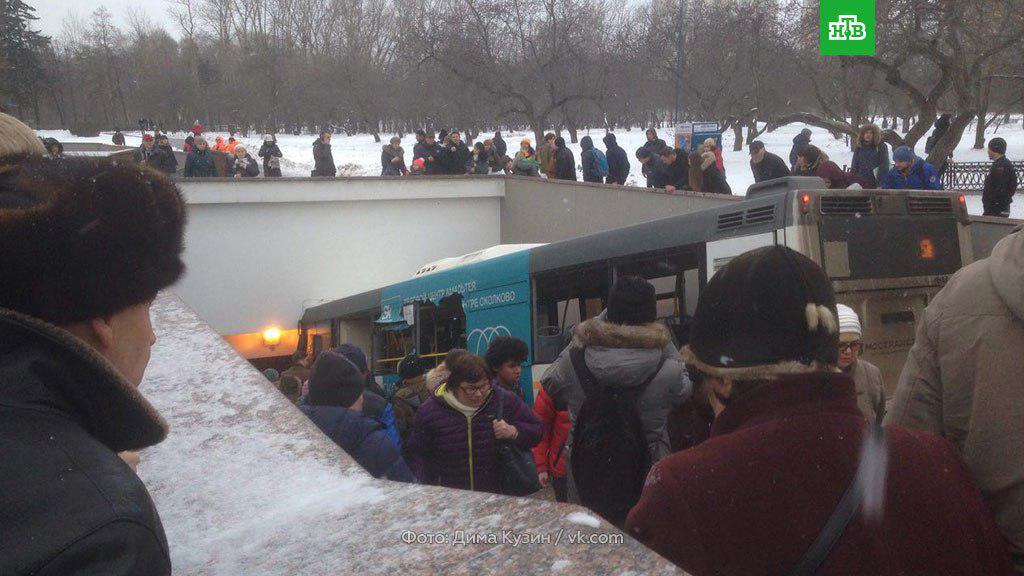  В Москве автобус влетел в подземный переход: есть погибшие и пострадавшие