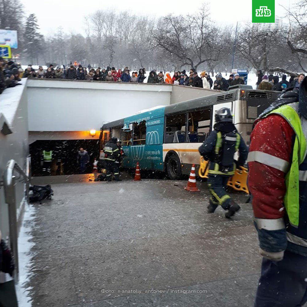  В Москве автобус влетел в подземный переход: есть погибшие и пострадавшие