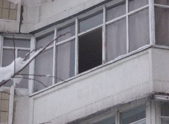 Рятувався від товариша по чарці: в Києві чоловік вистрибнув з 7 поверху і вижив. Фотофакт