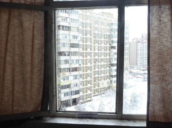 Рятувався від товариша по чарці: в Києві чоловік вистрибнув з 7 поверху і вижив. Фотофакт