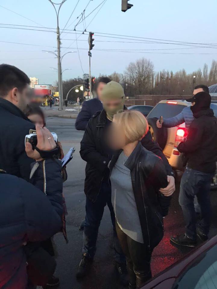 Авто і долари: у Київській області чиновниця погоріла на великому хабарі