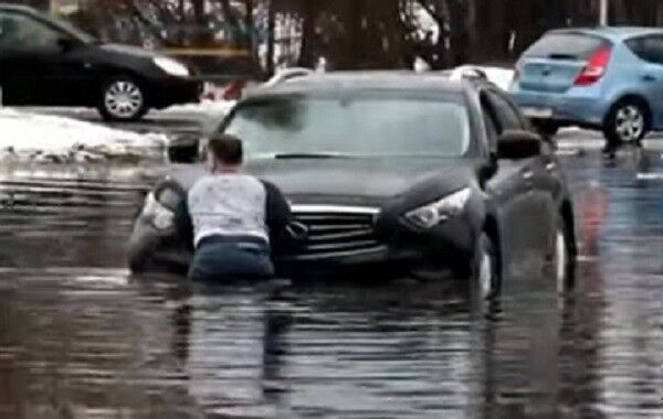 Машини пішли під воду: в Києві затопило вулицю