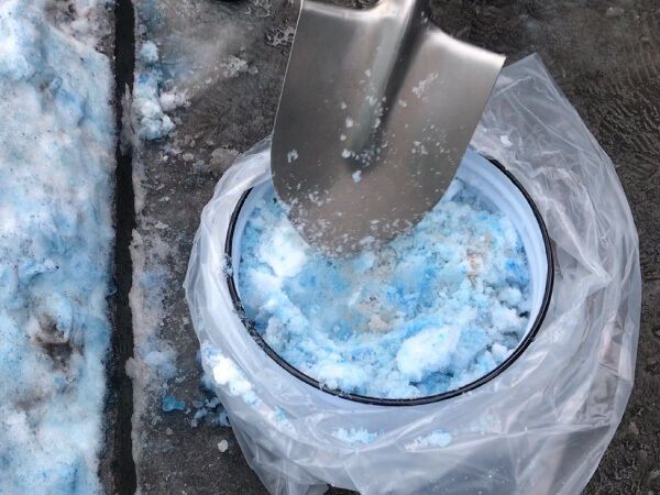 "Здається, смурфики": у Санкт-Петербурзі випав синій сніг