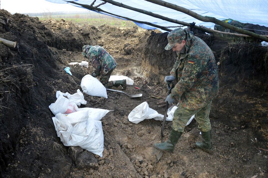 Черепи розбиті навпіл: під Вінницею знайшли моторошне масове поховання