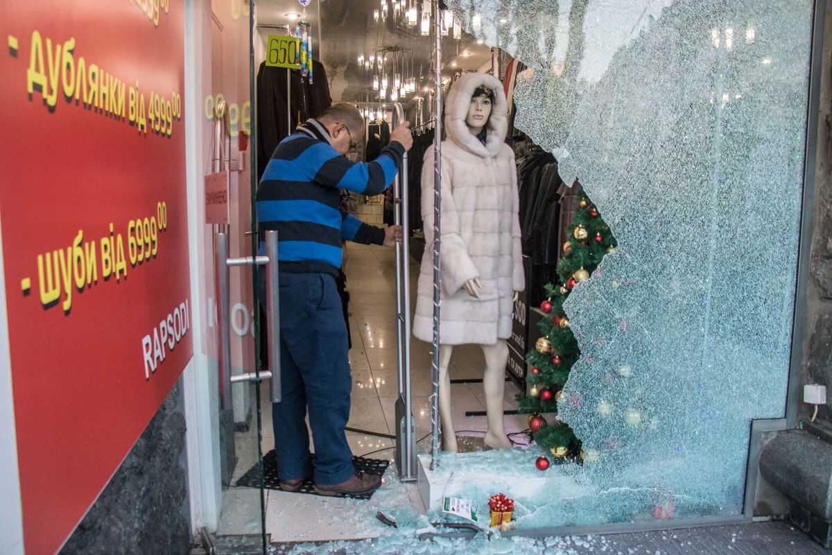 Разгромили ломом: в центре Киева совершили жесткий налет на магазин