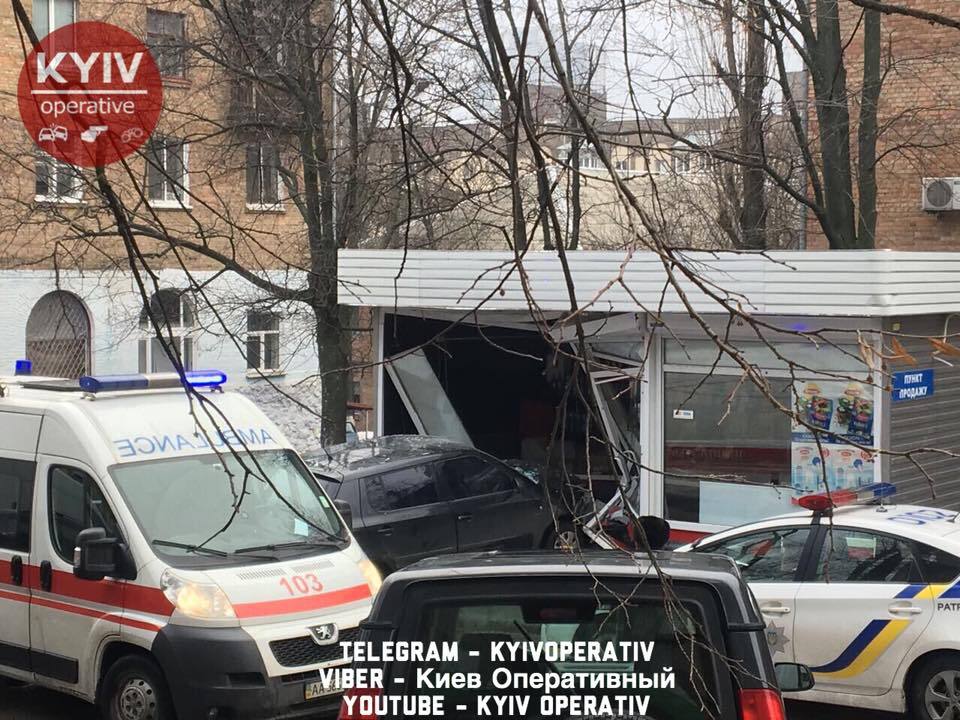 В Киеве пьяный водитель влетел в МАФ и сбил трехлетнего ребенка