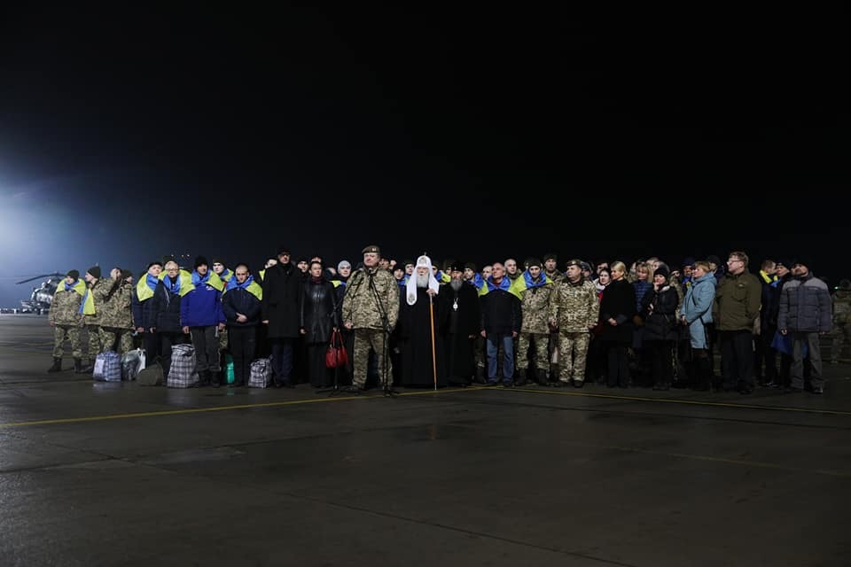 "Боролись и будем бороться": Порошенко встретил на Донбассе освобожденных пленных