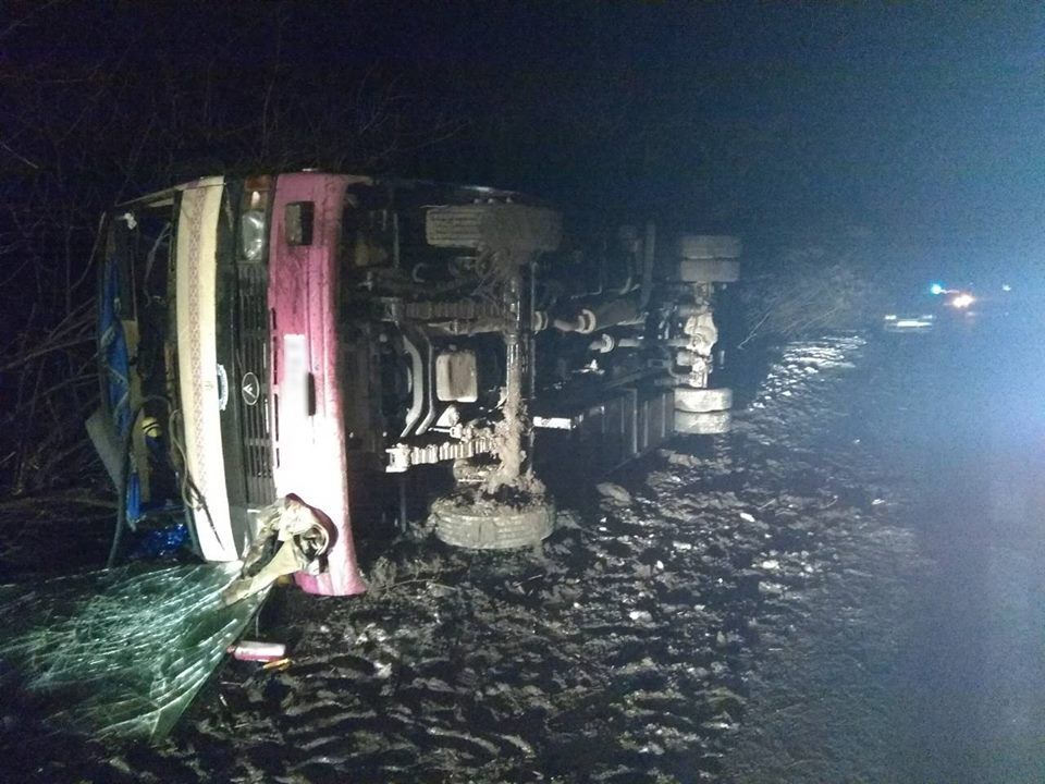 Масштабна ДТП під Києвом: автобус з людьми злетів у кювет і перекинувся