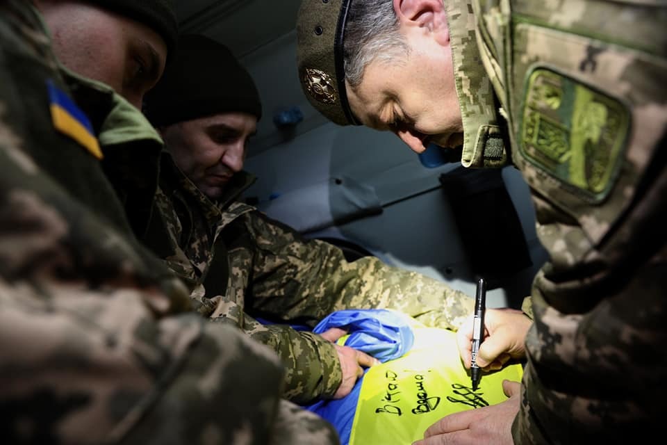 "Боролися і будемо боротися": Порошенко зустрів на Донбасі звільнених полонених