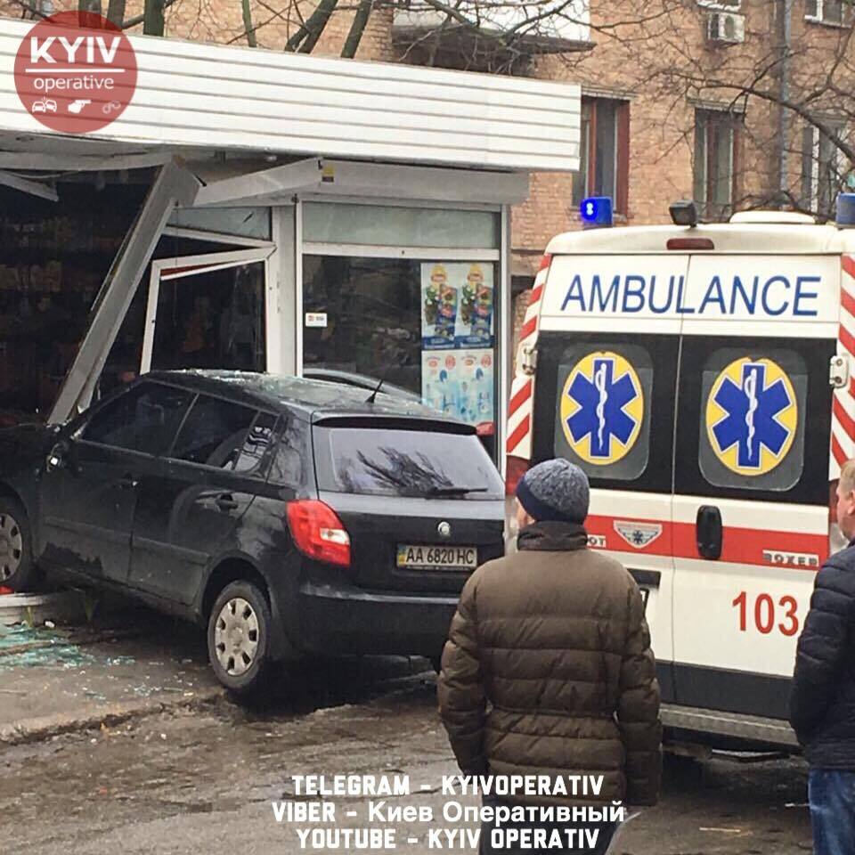 У Києві п'яний водій влетів у МАФ і збив трирічну дитину