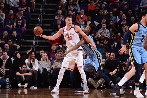 Гравець збірної України допоміг своїй команді вирвати важку перемогу в НБА: опубліковано відео