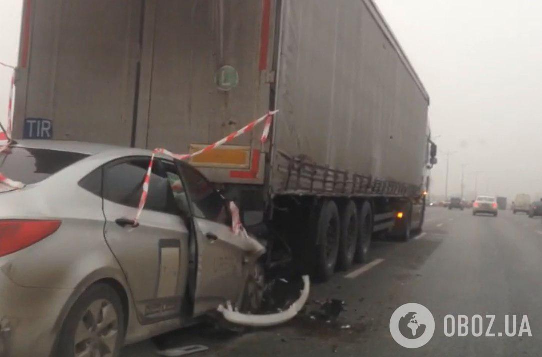 Влетів під фуру: в Києві сталася ДТП за участю таксі