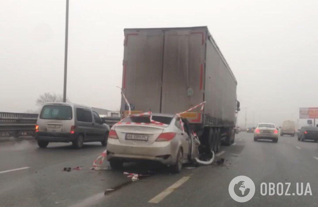  Влетел под фуру: в Киеве произошло ДТП с участием такси 