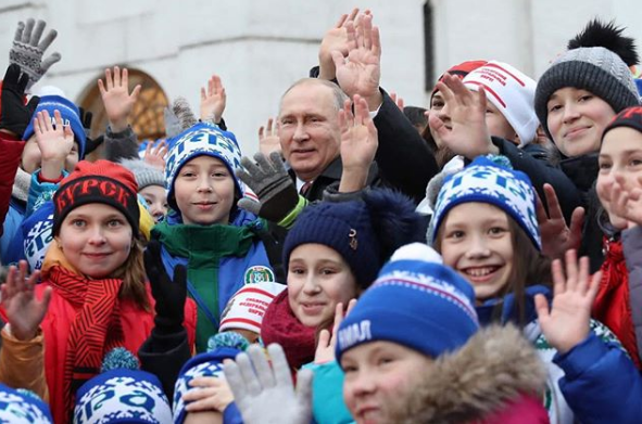 "Педофил в деле": Путин опять потрогал и расцеловал детей
