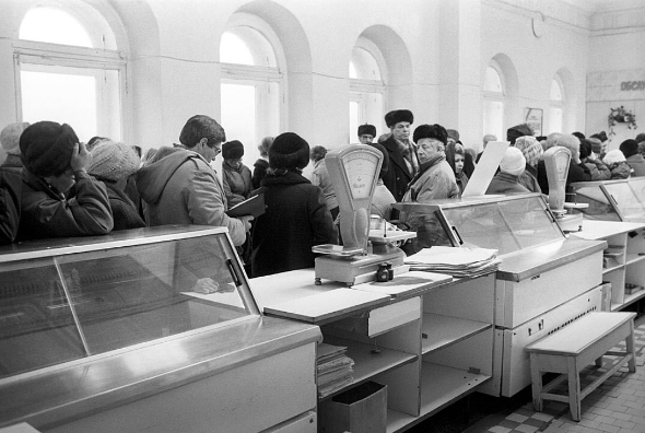 Только консервы с килькой: в сети показали суровый Новый год в СССР